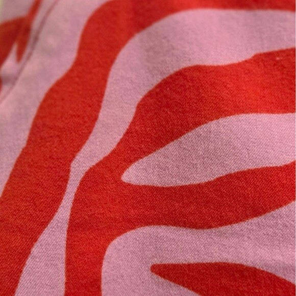 Spanx On The Go 4" Stylish Pink and Red Patterned Women's Shorts, Size S Petite. - Picture 6 of 7